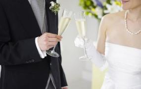 婚礼斟酒碰杯的礼仪常识-婚宴酒水的选择