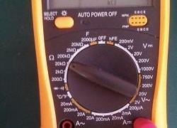 万用表测电压,怎么利用数字万用表测试电压？