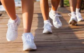 慢跑减肥的正确方法 选择一双合适的跑鞋保护膝盖