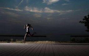 晚上跑步减肥 控制运动强度注意安全