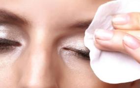怎样完美卸掉眼妆 眼妆需要选用专用卸妆产品