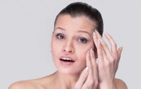 皮肤水分不足易导致眼角皱纹 常做眼部运动告别眼角皱纹