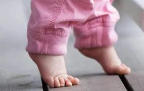 宝宝不穿袜子的好处 光脚能养成更好的走路姿势