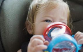 母乳喂养婴儿喝水太多会中毒？