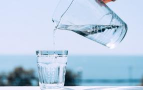 多喝水真的对健康好？专家提醒：3类人喝太多，那是“自毁”
