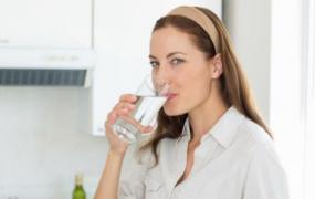 听信伪专家搞得不敢喝水了 保健水到底应该怎么喝