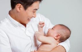搂抱可传递父母的情感和支持 能让宝宝感到更加安宁