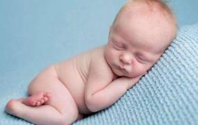 从生理角度来揭秘 宝宝睡觉时的偷笑皱眉