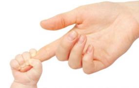 握拳拇指弯曲是不是拇指内扣 拇指内扣的危害有哪些