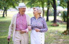 老人散步掌握正确的要领 才能对健康有益