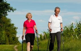 走路可以降低血糖 中老年人多走路运动好处多