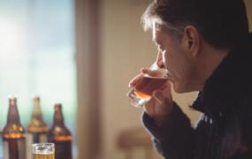 适度饮酒同样有致癌风险 长期饮酒引发心脑血管疾病