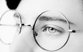 左右眼近视度数不同是怎么回事 近视眼重在预防