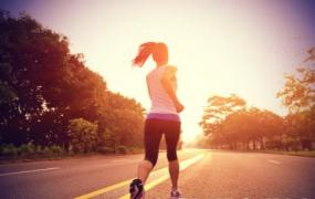跑步能强身健体增强肌肉 学会跑步正确技巧保护膝盖