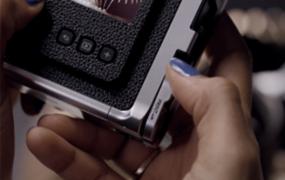 富士推出胶片数码混合型相机 Instax Mini Evo，采用复古设计