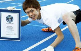 日本选手用四肢跑百米 17秒47创吉尼斯世界纪录