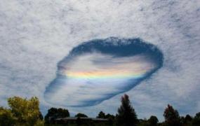 上帝之脚？澳大利亚惊现罕见巨型雨幡洞云