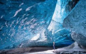 冰岛的冰洞又称大冰洞、蓝冰洞 全天然形成非常美丽