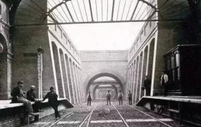 世界上第一条铁路 英国1825年修建达林顿铁路(耗时三年)