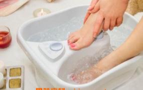 盐水泡脚有什么好处 用盐水泡脚的功效与作用