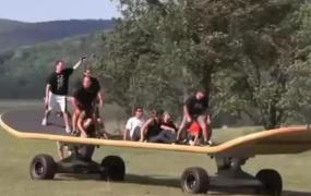 世界上最大的滑板:能承载20多个人(手脚并用才能爬上去)