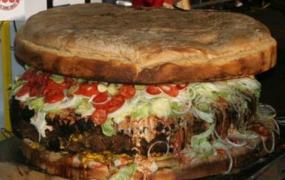 世界上最大的汉堡:肉饼就做了7小时(重量近2吨)