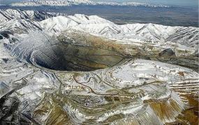 世界上最大的矿坑 金伯利钻石矿坑（长期开采所致）