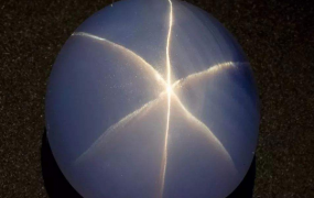 世界第二大星光蓝宝石:重达563克拉(足足有鸭蛋大小)