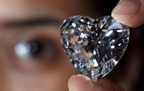 世界上最大心形钻石:足足占两个指头宽(重达118克拉)