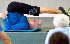 世界最老瑜伽教练:98岁身体如少女般柔软(75年资历)