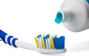 废旧牙刷别扔掉 教你牙刷的另类用法