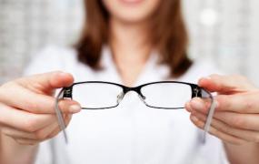 保养镜片的误区你犯了吗 正确保养眼镜镜片可延长使用寿命