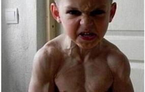世界上肌肉最强壮小孩，九岁肌肉猛男(6块腹肌创世界纪录)