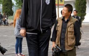 中国第一巨人赵亮，自然生长身高2.46米(没患巨人症)