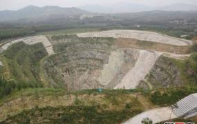最大人力挖掘矿坑：南非金伯利钻石矿坑 钻石总量1.07米