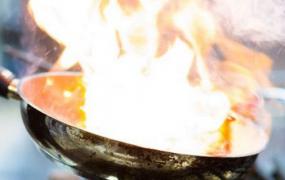 炒菜油锅起火时正确的处理方法是
