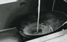 铸铁锅的正确开锅方法