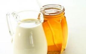 牛奶蜂蜜的功效与作用 牛奶里能不能加蜂蜜