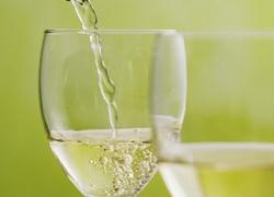 白葡萄酒的功效与作用 喝白葡萄酒的好处