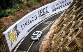 张子仪参加中国汽车登山大奖赛夺冠