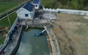 江苏直升飞机事故,安徽65岁男子调试直升机时在地面失控坠入水池，系无证操作