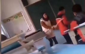 女老师揍学生,看着就疼！陕西宝鸡一女老师用扫把抽打学生脖子，多人被打无反抗
