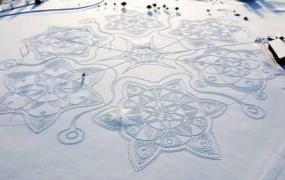 脚印网,芬兰艺术家用数千脚印踩出雪花图案 用时两天