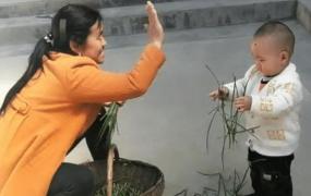 三岁男童跟奶奶,3岁男孩帮奶奶摘韭菜，抓起一把撒地上，网友：玩完就跑，真刺激