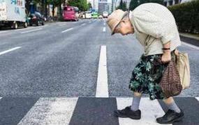 上班路上等车,日本老龄化严重，日本80岁高龄老人依旧在工作