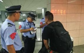 广州火车站砍人事件,高铁列车员究竟有权查乘客身份证吗？