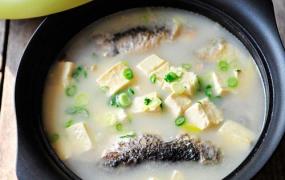 鲫鱼汤的做法产妇下奶,月子餐的鲫鱼汤，怎么做好喝？
