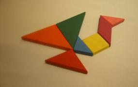用七巧板拼三角形,怎样用5块七巧板拼三角形？