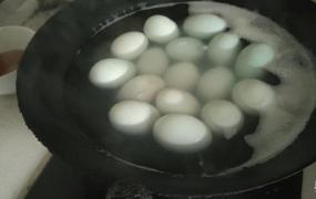 咸鸭蛋的腌制方法出油,咸鸭蛋怎样腌蛋黄流油蛋清不咸？