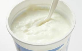 女人天天喝酸奶的好处,中年妇女吃酸奶还是纯牛奶好？